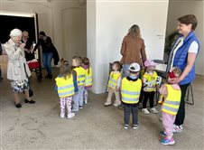 Návšteva seniorov a detí z jaslí v kultúrnom centre